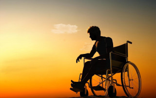 Инвалидов на колясках отнесли к участникам дорожного движения