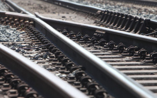 Ужасная смерть: машинисты поезда прятали тело женщины, но потеряли ее руку