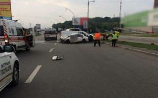 Жуткое ДТП в Киеве: легковушка вылетела на встречную полосу