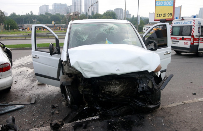 Жуткое ДТП в Киеве: двое людей погибли и двоих госпитализировали