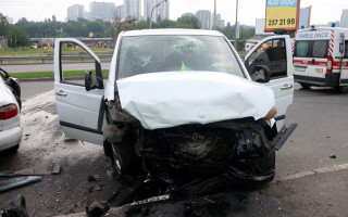 Жуткое ДТП в Киеве: двое людей погибли и двоих госпитализировали