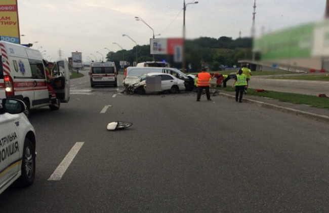 Жуткое ДТП в Киеве: легковушка вылетела на встречную полосу