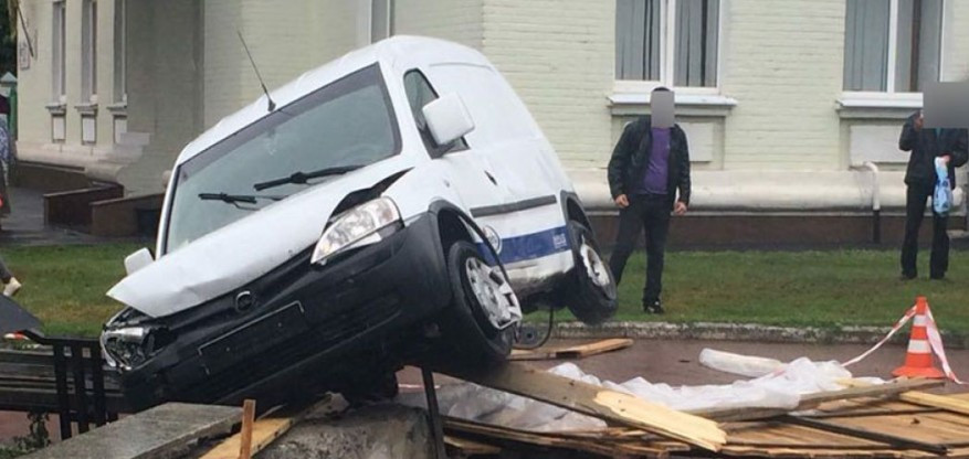 Жуткое ДТП в Полтаве: легковушка сделала сальто и упала на ремонтника