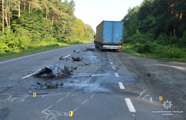 Ужасное ДТП на Волыни: от легковушки осталась груда металла