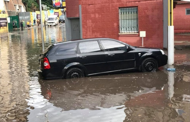 В Киеве улицы превратились в реки после сильного ливня