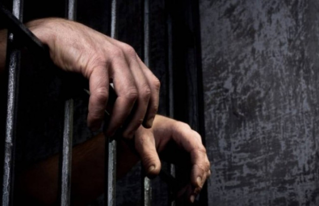 Совершил разбойное нападение на девушек: суд внес приговор рецидивисту