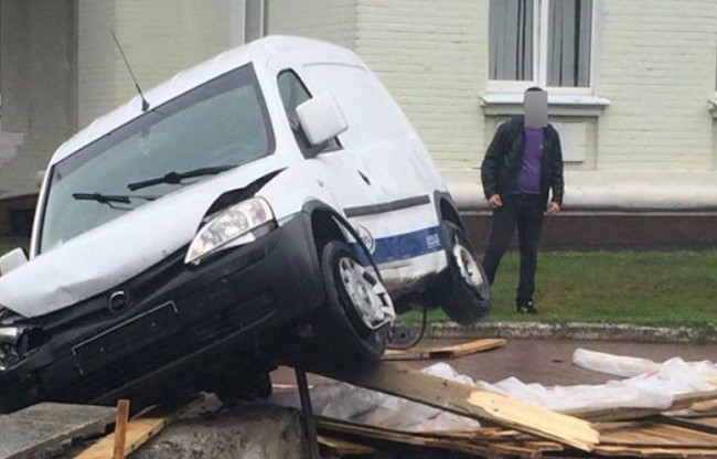 Жуткое ДТП в Полтаве: легковушка сделала сальто и упала на ремонтника