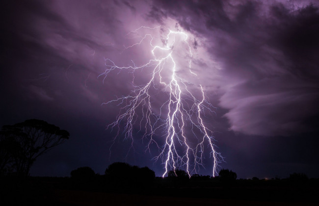 Киевляне засняли разряд молнии