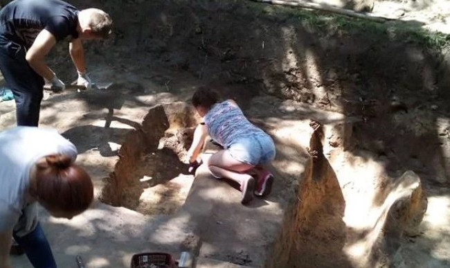 Жуткая находка: семиярусное кладбище нашли в Чернигове