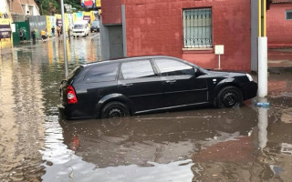 В Киеве улицы превратились в реки после сильного ливня