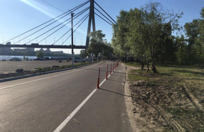 Дерзкий водитель в Киеве протаранил KIA, который заблокировал проезд