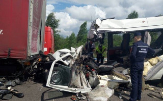 Необходимо отказываться от маршруток: соцсети обсуждают жуткое ДТП под Житомиром