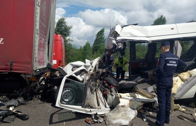 Необходимо отказываться от маршруток: соцсети обсуждают жуткое ДТП под Житомиром