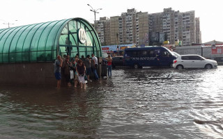Мощный потоп в Киеве: появилось видео «рыбаков» на дорогах