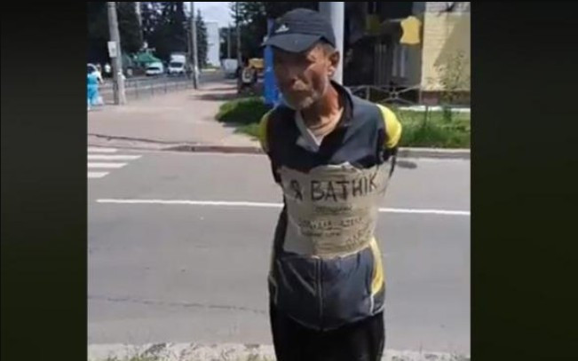 Неизвестные в Чернигове привязали мужчину к столбу с надписью «Я ватник»
