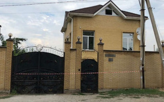 Неизвестный кинул боевую гранату в жилой дом: все подробности