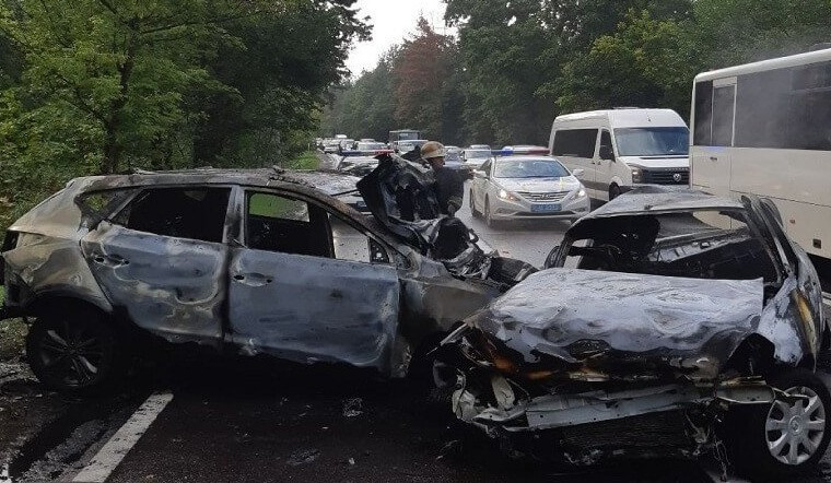 Заживо сгорели в машине: в Киеве произошло страшное ДТП