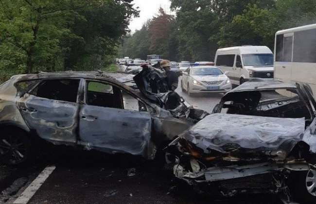 Заживо сгорели в машине: в Киеве произошло страшное ДТП