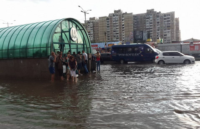 Мощный потоп в Киеве: появилось видео «рыбаков» на дорогах