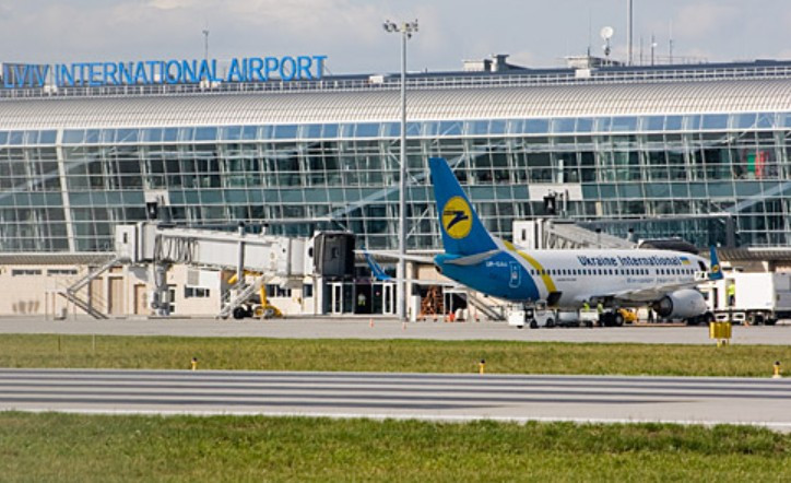 Вслед за Киевом: во Львове появились проблемы с авиасообщением