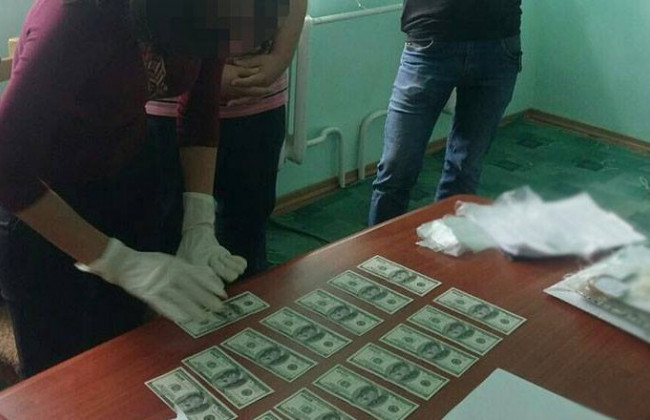 Предлагал взятку прокурору: полиция задержала предпринимателя