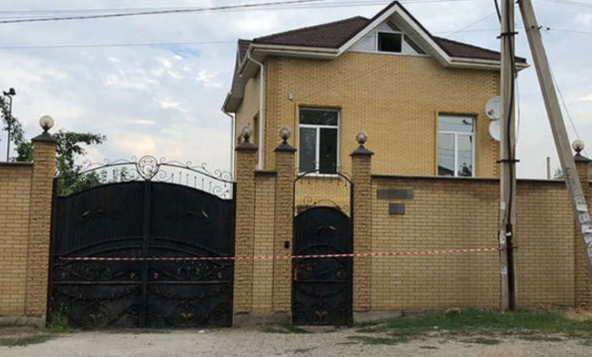 Неизвестный кинул боевую гранату в жилой дом: все подробности