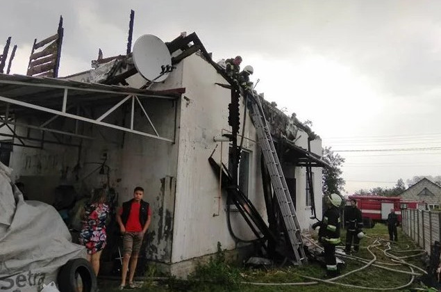 На Житомирщине молния подожгла дом: все подробности