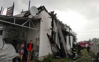 На Житомирщине молния подожгла дом: все подробности