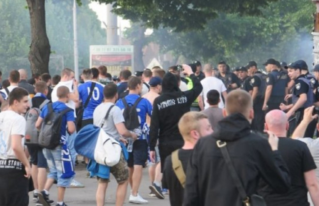 В сети показали видео масштабного побоища футбольных фанатов в Одессе