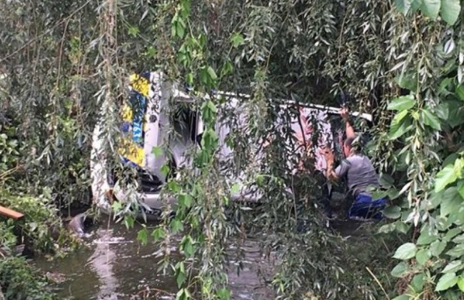 Под Киевом полиция утопила автомобиль: опубликовано видео