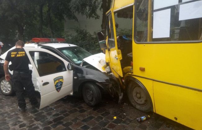 Жуткое ДТП во Львове: столкнулась маршрутка и автомобиль охраны