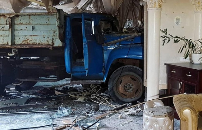 В Киеве грузовик влетел в кафе, пассажиры и водитель убежали