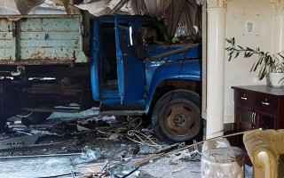 В Киеве грузовик влетел в кафе, пассажиры и водитель убежали