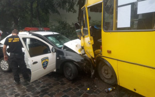 Жуткое ДТП во Львове: столкнулась маршрутка и автомобиль охраны