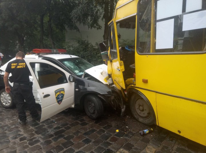 Жуткое ДТП во Львове: столкнулась маршрутка и автомобиль охраны