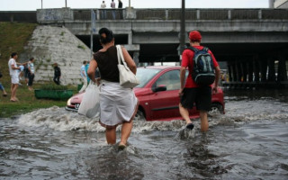В сети показали видео потопа возле станции метро в Киеве