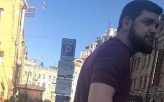 Суд отказался продолжать заочный арест обидчику Найема