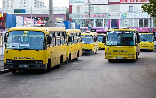 Под Киевом водители маршруток похитили и избили копа за замечание