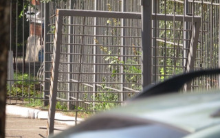 В Мариуполе автомобиль во время погони снес ворота СБУ