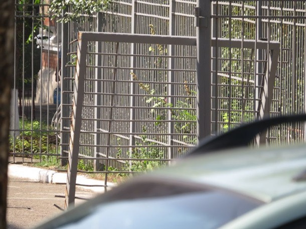 В Мариуполе автомобиль во время погони снес ворота СБУ