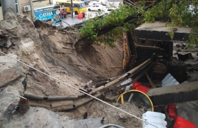 В Киеве обвалился мост: появилось первое видео