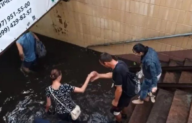 На Киев обрушился мощный ливень с градом: фото и видео