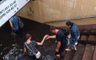 На Киев обрушился мощный ливень с градом: фото и видео