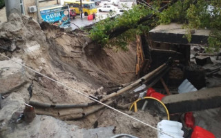 В Киеве обвалился мост: появилось первое видео