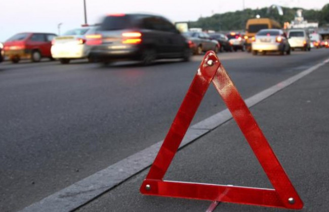 Жуткая авария в Харькове: автобус на остановке «снес» женщину