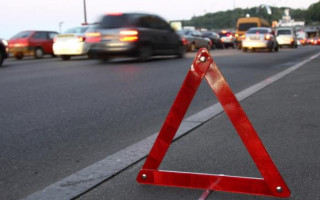 Жуткая авария в Харькове: автобус на остановке «снес» женщину