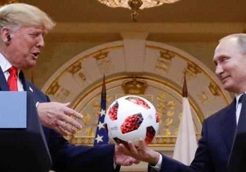 Bloomberg: в подаренном Путиным Трампу мяче таки нашли чип