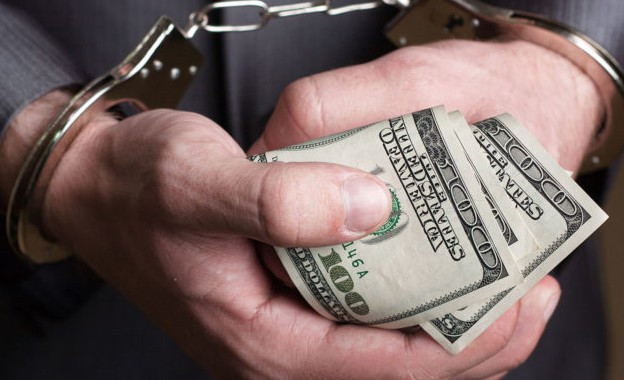 Брали взятки с подчиненных: суд вынес приговор двум чиновникам