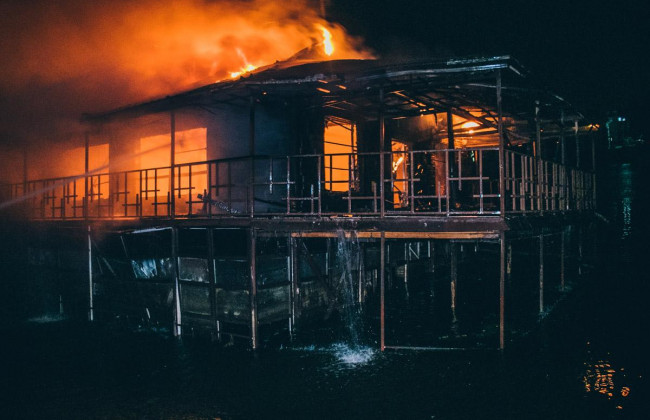 Пожар на Днепре: в Киеве ночью горела баржа