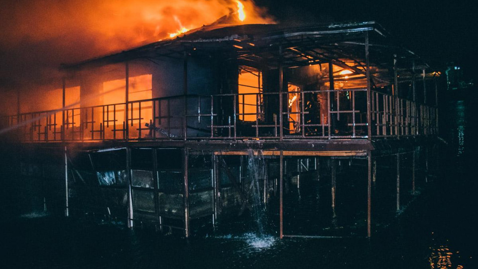 Пожар на Днепре: в Киеве ночью горела баржа